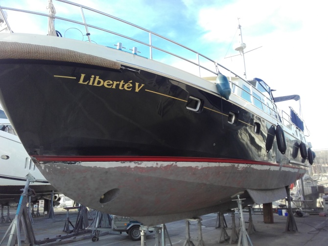 Décapage par sablage d’une peinture sur carène coque de bateau en acier à Cannes