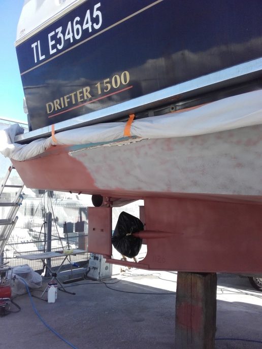 Décapage par sablage d’une peinture sur carène coque de bateau en acier à Cannes